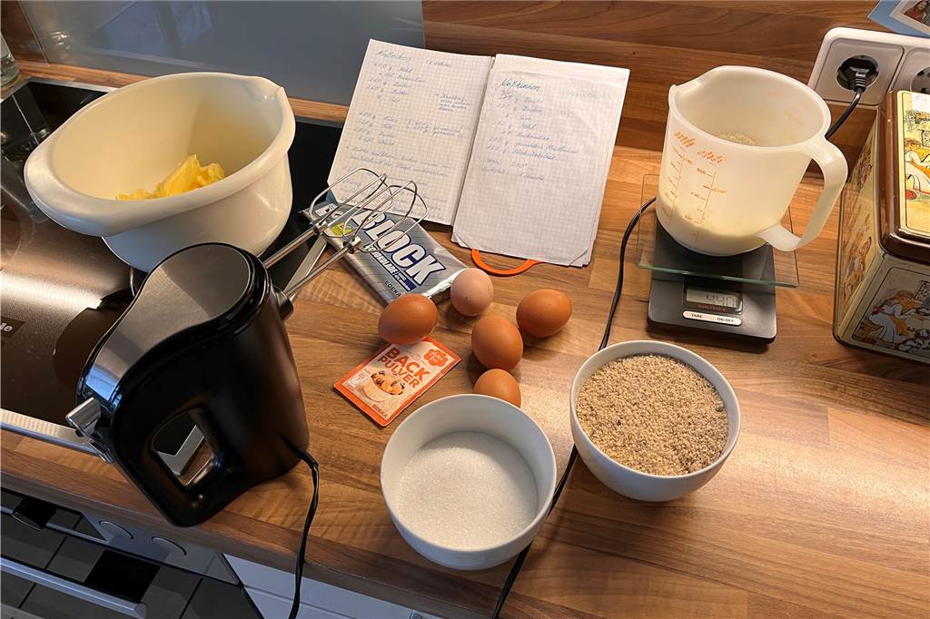 Einfach, schnell, lecker: Der perfekte Familienkuchen braucht dicke Schokostücke Rezept Schoko-Nusskuchen Thomas Raulf