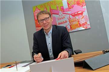 Lothar Christ (51) in seinem Bürgermeisterbüro. Er sagt: "Es ist keine gute Idee, wenn sich Bürgermeister bewaffnen."