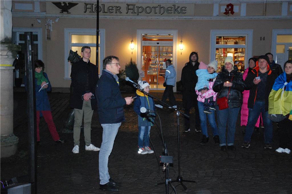 Mahnwache in Werne zum Ukraine-Krieg: „Wollen uns an solche Bilder nicht gewöhnen“ Lothar Christ, Bürgermeister von Werne, fand in seiner Rede deutliche Worte.