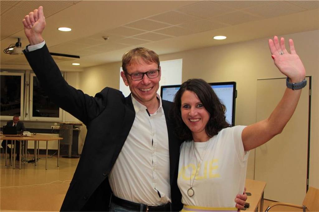 Kreisel-Kritik, Mauer-Motze, Drei-Mann-Duell: Der Werner Jahresrückblick (Teil 1) Lothar Christ und seine Frau Bianca freuen sich über den Wahlsieg.