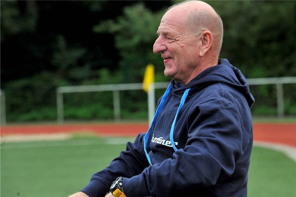 0:12 in der Bundesliga verloren – Schwerter Trainer aus Dortmund bekam trotzdem die Note 3 Lothar Huber, 68 Jahre alt und BVB-Legende, trainiert mittlerweile den Schwerter A-Kreisligisten VfB Westhofen.