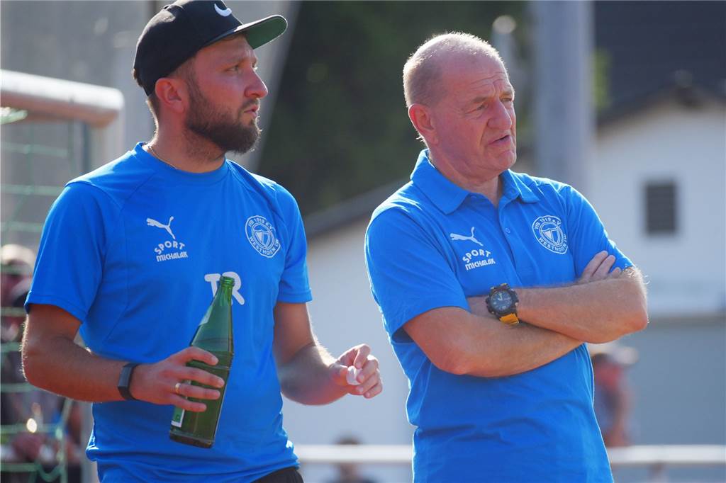 Diese Mannschaft will sich auch von Corona nicht stoppen lassen Lothar Huber (re.) und Christoph Pajdzik bilden das Trainerduo beim VfB Westhofen.