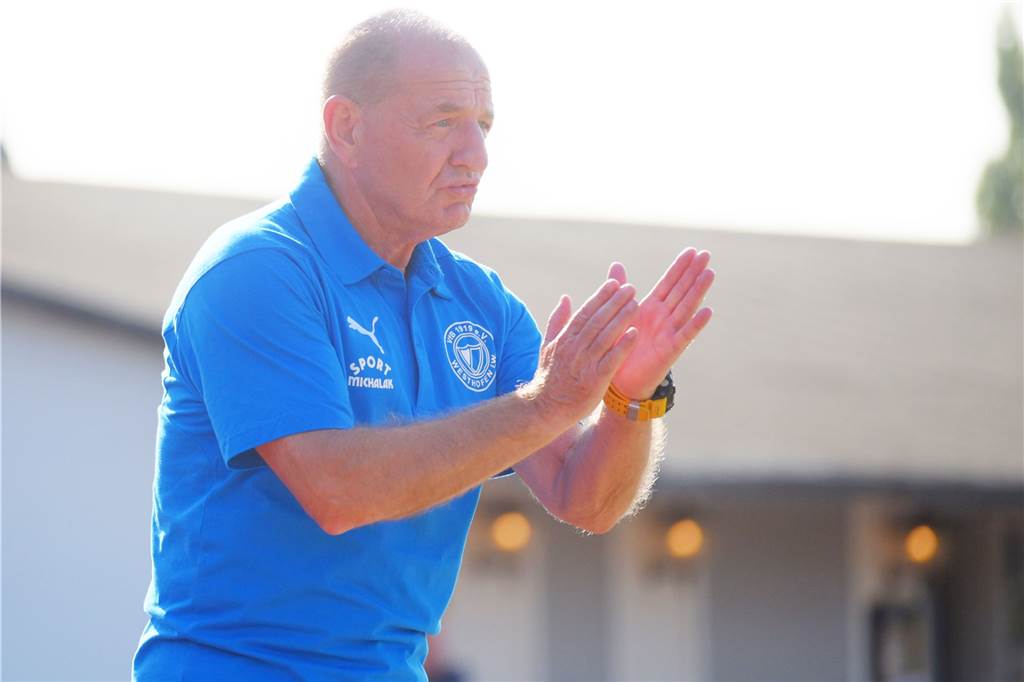 „Ich kann doch den Jungs nicht zumuten, nur für Passübungen zum Training zu kommen“ Lothar Huber, Trainer des VfB Wesrthofen.
