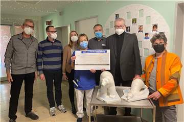 Lothar Pott und Dr. Jens Möller (Guse-Stiftung), Tanja Praca vom Förderverein Hilfe für Kinder, Schwester Andrea Stegemann (Leitung Eisbären-Station), Berthold Freitag von der Vestischen Kinder- und Jugendklinik, Gerhard Knüpp (Guse-Stiftung) sowie Künstlerin Regine Rostalski (v.li.) bei der Übergabe der Skulpturen.