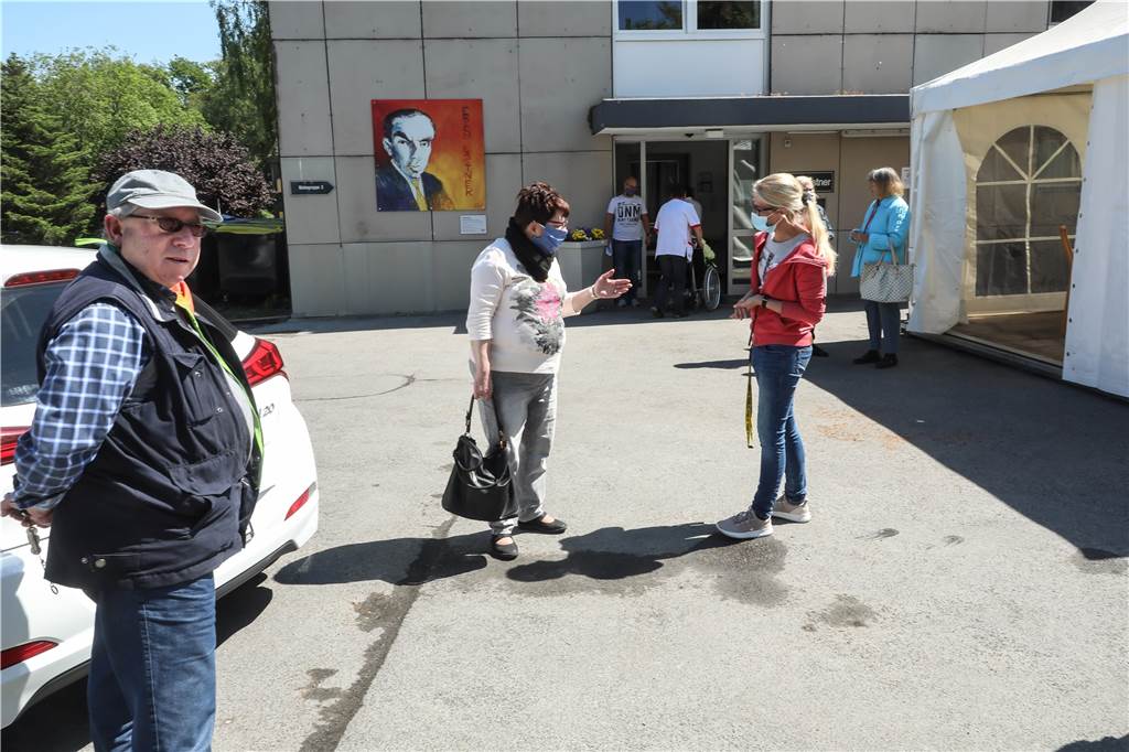 Altenheim-Betreiber bittet Angehörige, erst nach Muttertag zu kommen Lothar und Jutta Leinweber, hier im Gespräch mit der leitenden Pflegekraft Melanie Schwarz-Krueger, freuen sich schon auf das Treffen mit ihrer Mutter an Muttertag.
