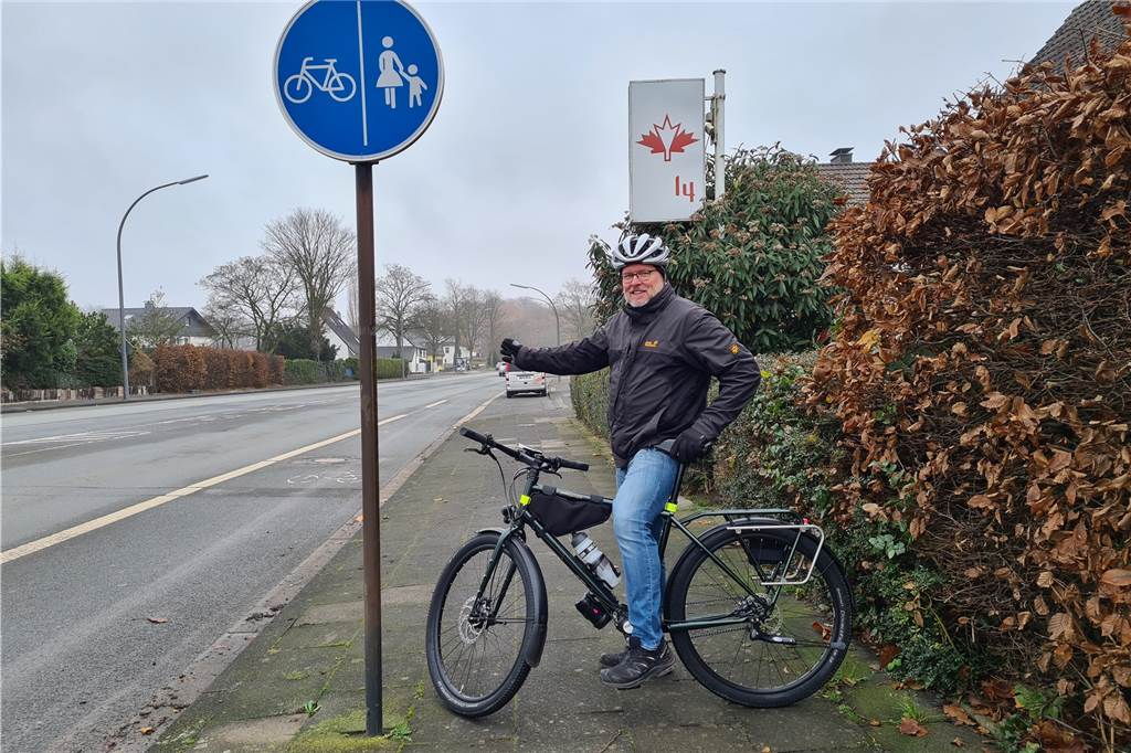 Lothar Widlitzki kennt sich auf Castrop-Rauxels Radwegen aus. Er sieht an der Oststraße ein Problem: hier geht der Radfahrstreifen auf einen Gehweg über.