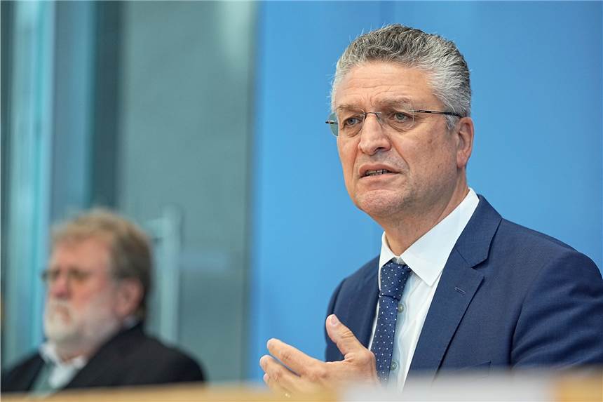 Zusammentreffen von Grippe- und Corona-Welle droht: Das empfehlen Stiko und RKI Lothar Wieler (r), Präsident des Robert Koch Institut (RKI) und Thomas Mertens dem Vorsitzenden der Ständigen Impfkommission (Stiko), bei der Pressekonferenz zu Grippeimpfung und Corona.