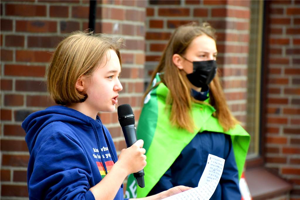 Knapp 100 Demonstranten beteiligen sich an „Fridays for Future“ in Ahaus Lotta Elkemann (15, l.) hielt am Anfang der Demo eine Rede und rief zur Wahl auf. Kinder und Jugendliche dürften zwar nicht mitwählen, würden dafür aber vor der Wahl ihre Stimme erheben.