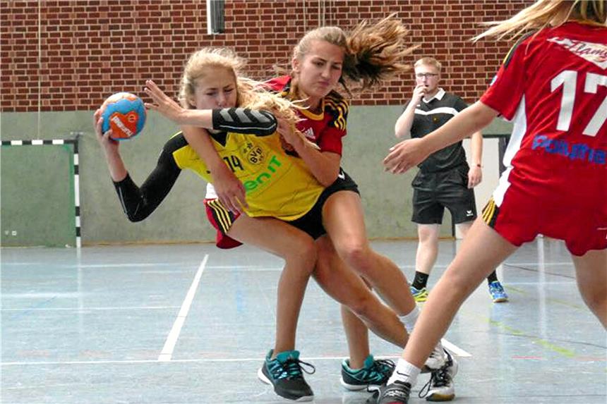 Lotte Iker im Visier der Nationalmannschaft Lotte Iker (l.) in Aktion: Die Stadtlohnerin hat sich im Nachwuchs von Borussia Dortmund durchgesetzt und sich mit ihren Leistungen nun auch ins Visier des Nationalteams gespielt.