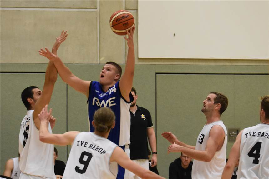 Triple-Sieg bei den LippeBaskets: Auch die Reserve und Damen gewinnen ihre Spiele Louis Barkowski (blaues Trikot) zeigte eine starke Leistung und bescherte der LBW-Reserve einen 76:72-Sieg.