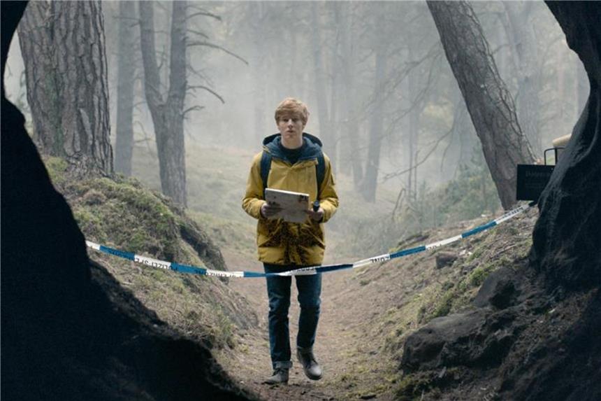 Louis Hofmann in einer Szene der deutschen Mystery-Serie „Dark“. Foto:  Julia Terjung/Netflix