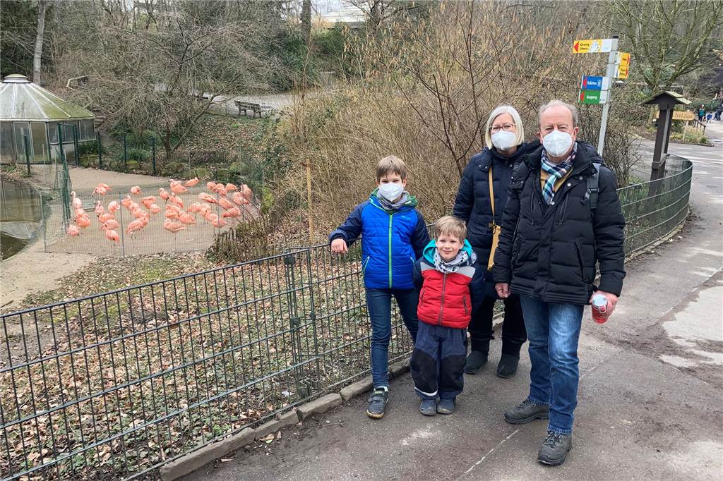 Zoo wieder geöffnet: Giraffe Zikomo staunt über zurückgekehrte Besucher Louis, Jonne, Elke und Herbert (v.l.) haben am Mittwoch (10.3.) den Tieren im Dortmunder Zoo einen Besuch abgestattet.