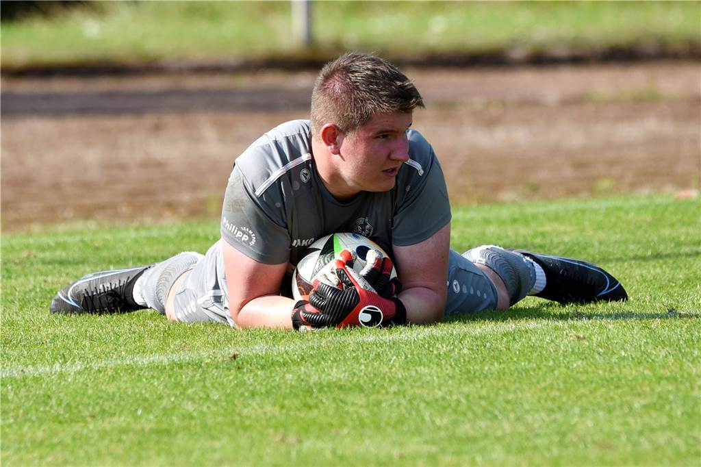 SV Hardt meldet eine Verlängerung und einen Rückkehrer: Stürmersuche geht aber weiter Louis Krietemeyer schützt den Ball am Boden liegend