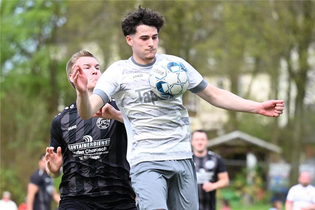 Wechsel zwischen erster und zweiter Mannschaft: Was Vereine nach dem 30. April beachten müssen Louis Pogrzeba (vorne) stand in dieser Saison in vier Spielen insgesamt 325 Minuten für die zweite Mannschaft der Spvgg. Erkenschwick auf dem Platz und erzielte dabei fünf Treffer.
