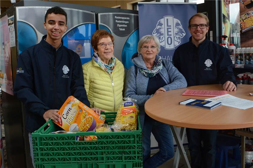 Leo-Club und Halterner Tafel sammeln 25 Kisten für den guten Zweck Louis Rohde (l.) und Tim Schlimbach (r.) vom Leo-Club Haltern am See sammelten gemeinsam mit Anita Haggeney (2.v.l.) und Margit Bandy-Drewello (2.v.r.) von der Halterner Tafel im Sythener Edeka Lebensmittel.