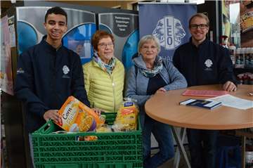 Louis Rohde (l.) und Tim Schlimbach (r.) vom Leo-Club Haltern am See sammelten gemeinsam mit Anita Haggeney (2.v.l.) und Margit Bandy-Drewello (2.v.r.) von der Halterner Tafel im Sythener Edeka Lebensmittel.
