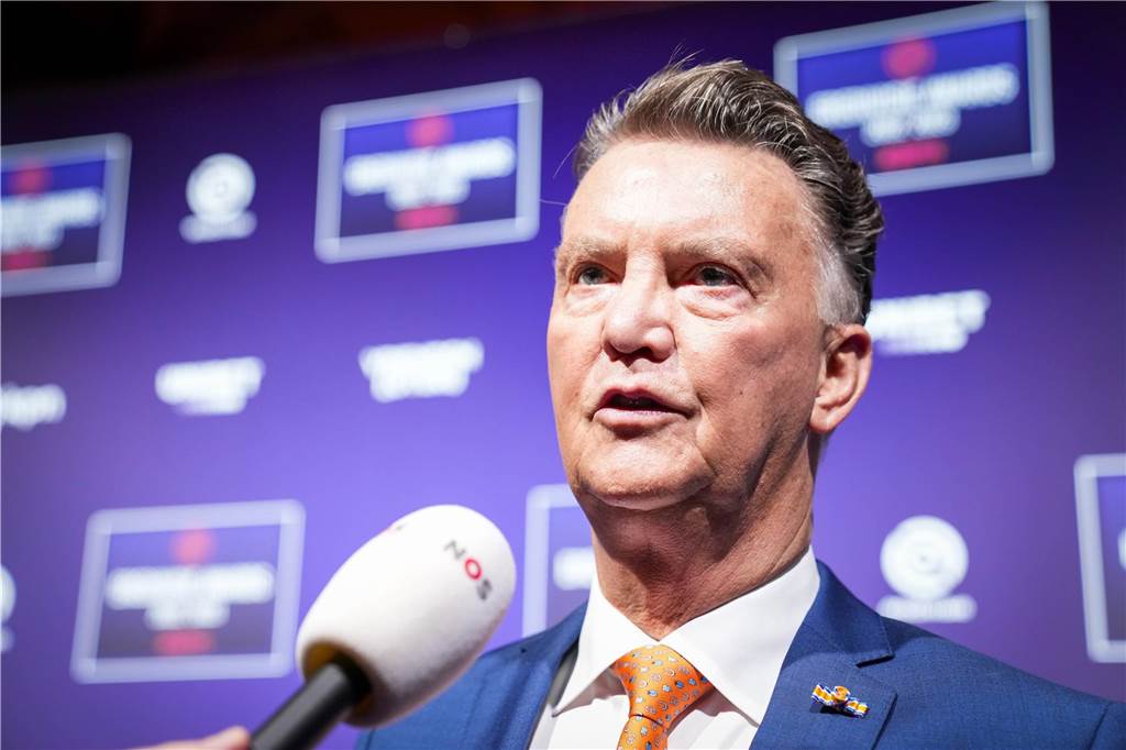 Von Klopp über Nagelsmann bis Kuntz: Wer könnte neuer DFB-Trainer werden? Louis van Gaal vor einem Mikro.