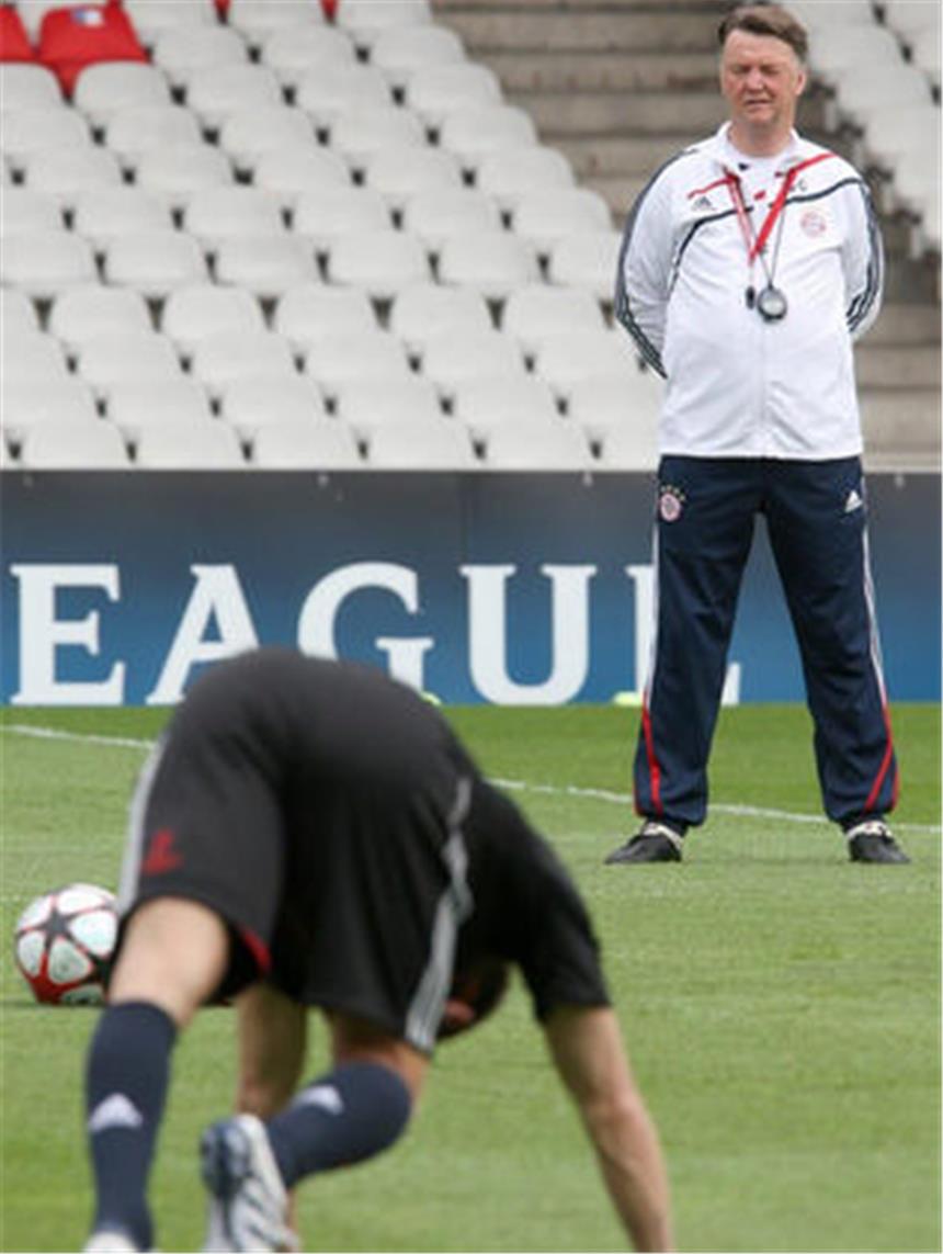 Abwehr-Alarm: Bayern erwarten «heißen Tanz» Louis van Gaal (r) hat das Training der Bayern-Spieler unter Kontrolle.