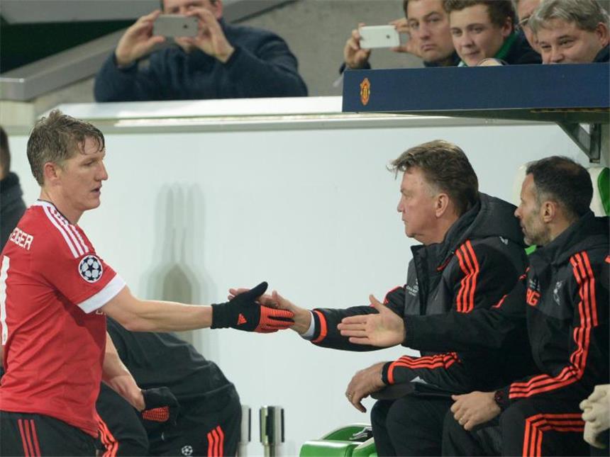 Van Gaal findet Schweinsteiger-Sperre «seltsam» Louis van Gaal hat wenig Verständnis für die Drei-Spiele-Sperre von Bastian Schweinsteiger. Foto: Peter Steffen