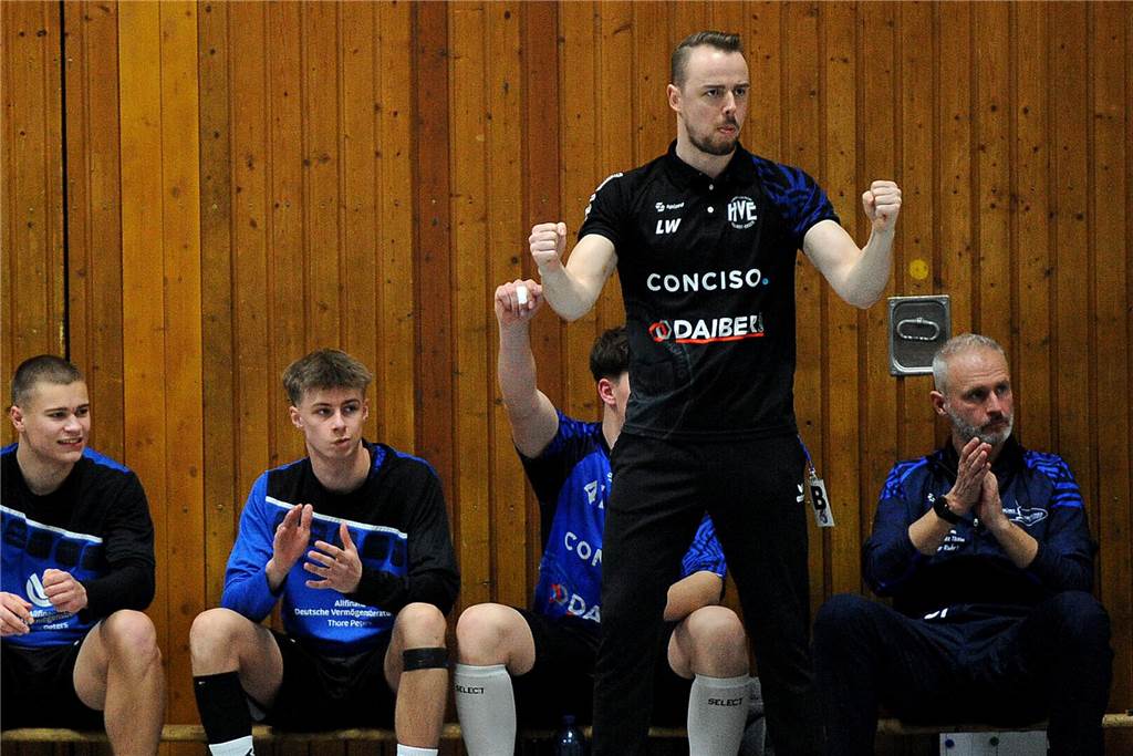 Team der HVE Villigst-Ergste bleibt fast komplett zusammen: Co-Trainer-Suche ist beendet Ein Trainer ballt am Spielfeldrand die Fäuste.