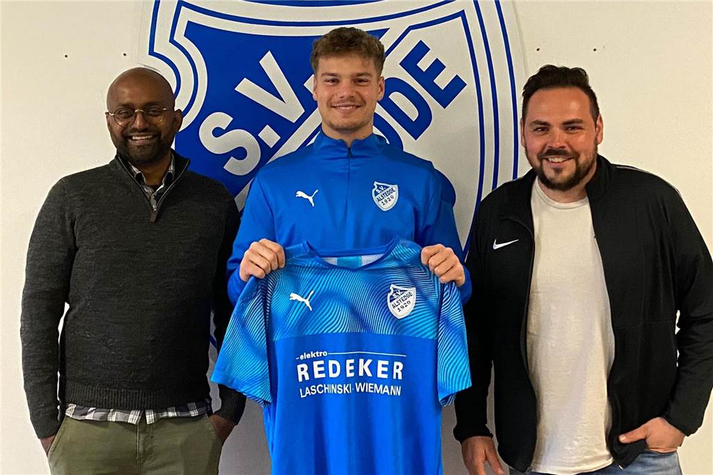 Blau-Weiß Alstedde bekommt einen Wunschspieler Louis Wißing hält ein Alstedde-Trikot.