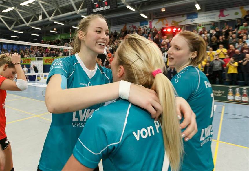 USC schlägt Potsdam 3:2 Louisa Lippmann, Tess von Piekartz und Sarah Petrausch (v.l.) bejubeln den Sieg über Potsdam.