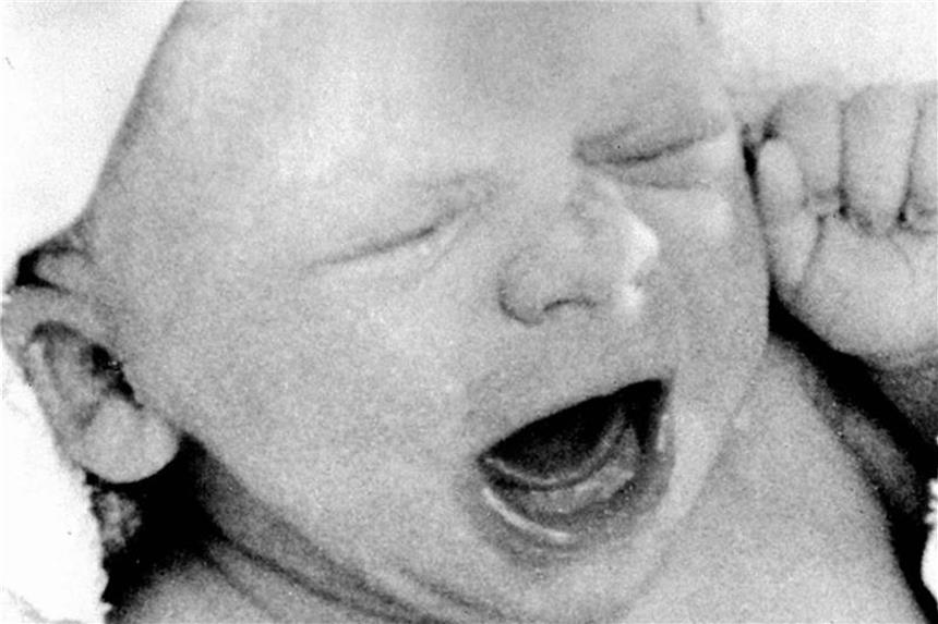 Louise Joy Brown, der erste durch In-Vitro-Fertilisation gezeugte Mensch, kurz nach ihrer Geburt. Foto: John Stillwell, PA/Archiv