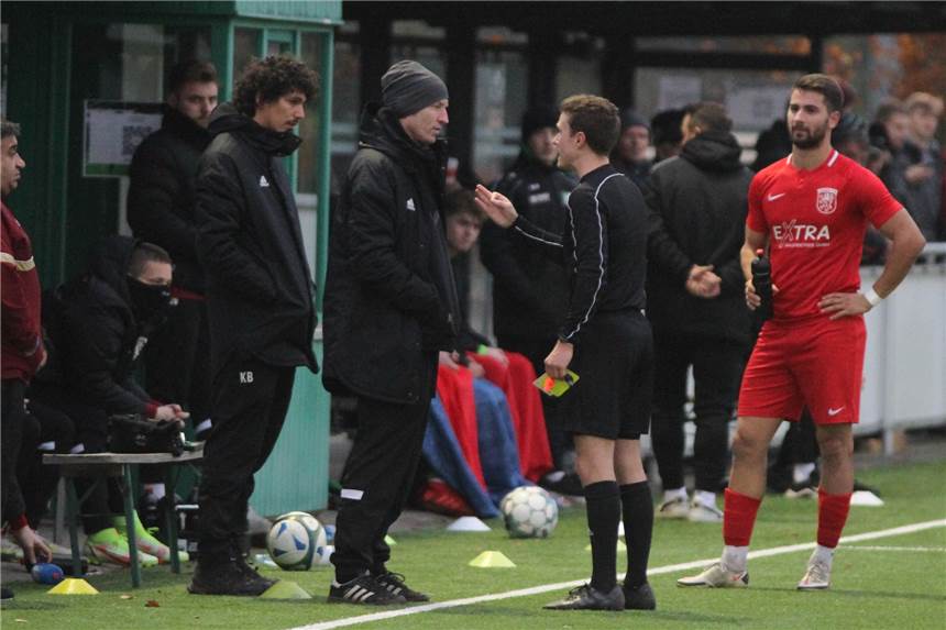Nächster Kontrahent des Lüner SV zieht Reißleine: Bundesligaerfahrener Trainer muss gehen LSV-Coach Axel Schmeing (M.) und sein Co-Trainer Karim Bouasker (l.) werden es bald mit einem neuen Trainerkollegen zu tun bekommen.