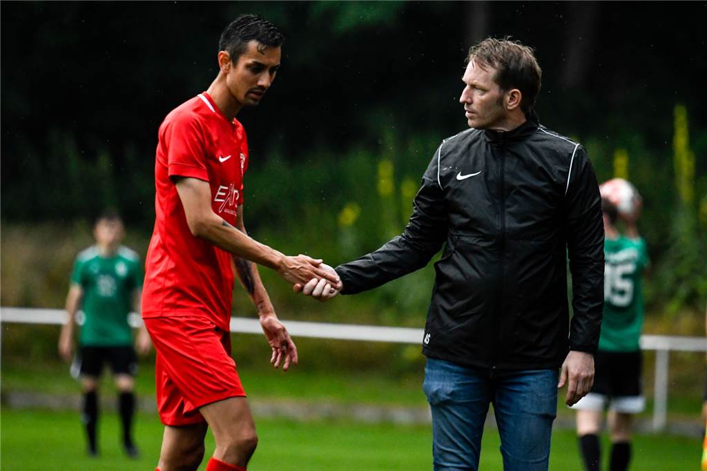 Lüner SV brechen vor Verfolgerduell in der Westfalenliga zwei weitere Leistungsträger weg LSV-Trainer Axel Schmeing (r.) wird in Rödinghausen auch auf Rene Richter verzichten müssen.