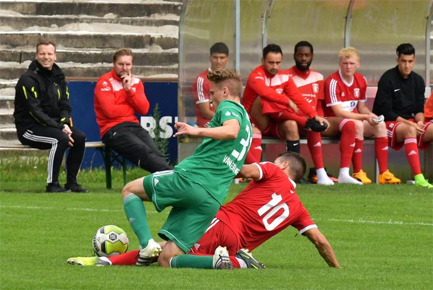 Spätes Gegentor verhindert zweiten Sieg für LSV LSV-Trainer Mario Plechaty (hinten, 2.v.l.) beobachtet das umkämpfte Geschehen auf dem Platz.