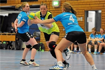 Lu Ann Dirks (l.) und Nicola Kropp vom SuS können Gästespielerin Elena Kömmelt in dieser Szene nicht stoppen.