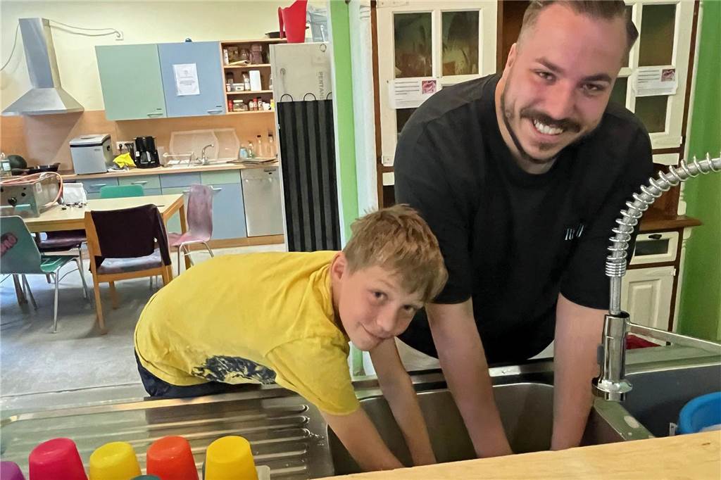 Luca (10) und Lucas Kruse erledigen gemeinsam den Abwasch. Der 25-Jährige arbeitet bei der Jugendhilfe Werne, zur Hälfte im Juwel und zur anderen Hälfte in der OGS der Wiehagenschule.