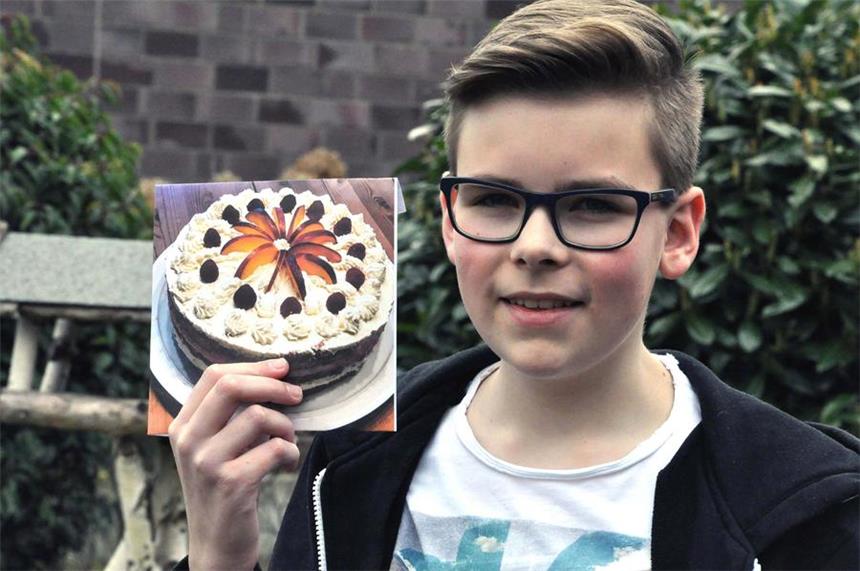 Capeller (13) punktet mit seinem Tortenrezept Luca (13) aus Capelle hat es mit dem Rezept einer Himbeer-Nektarinen-Torte in die neue Ausgabe von "Zuckerguss - Das Backmagazin" geschafft.