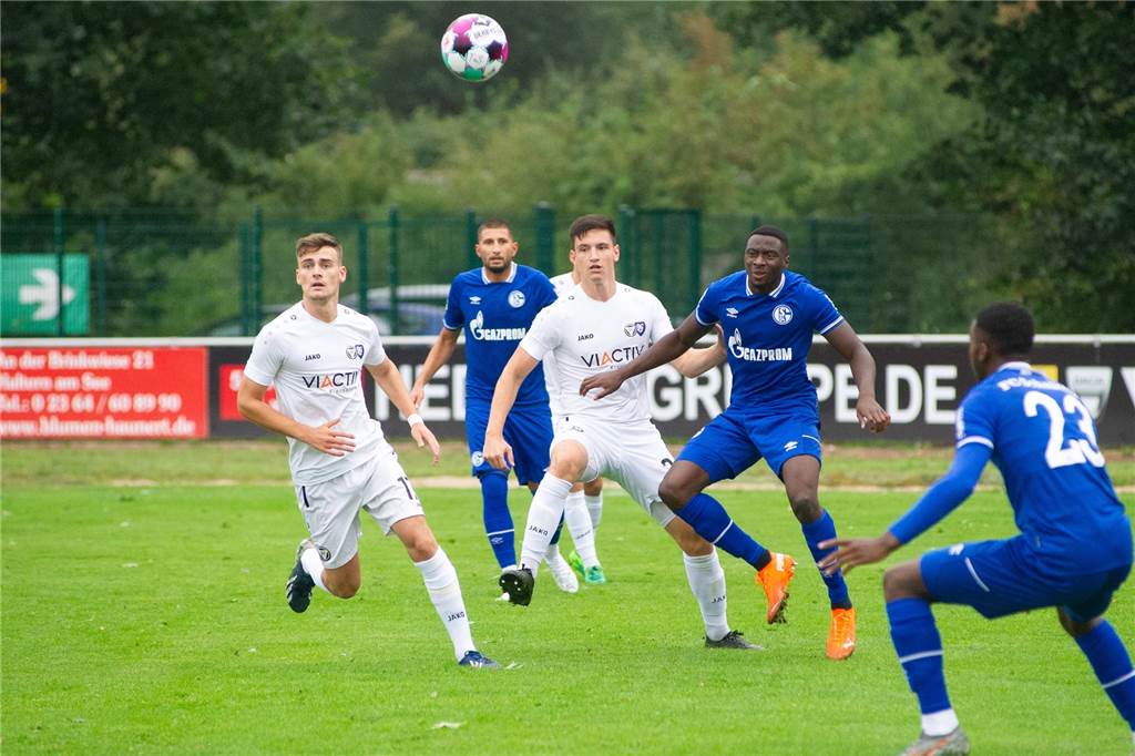 Stammspieler verlässt den TuS Haltern im Sommer und geht in die USA Luca Bernoth (l.) verlässt den TuS Haltern am See im Sommer und wechselt in die USA.