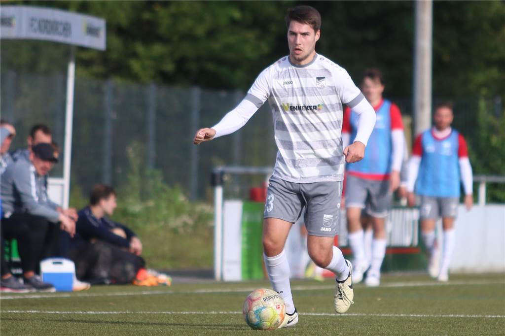 Hat der FC Nordkirchen einen neuen Abwehrchef? Luca Dombrowski am Ball.