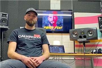Luca Ehler hat sich im heimischen Keller ein Studio aufgebaut, in dem er selbst Musik produziert. Im Hintergrund das Cover seines ersten Albums "Harvey Dent".