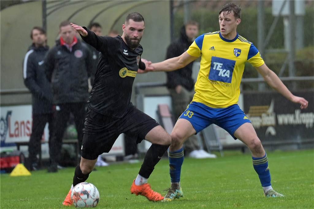 Oberligaspieler kehrt zu Eintracht Ahaus zurück: „Für uns ein Raketentransfer“ Luca Ehler (l.) kickt aktuell noch für Eintracht Rheine in der Oberliga, hier im Spiel aus der Vorsaison gegen die SpVgg Vreden.