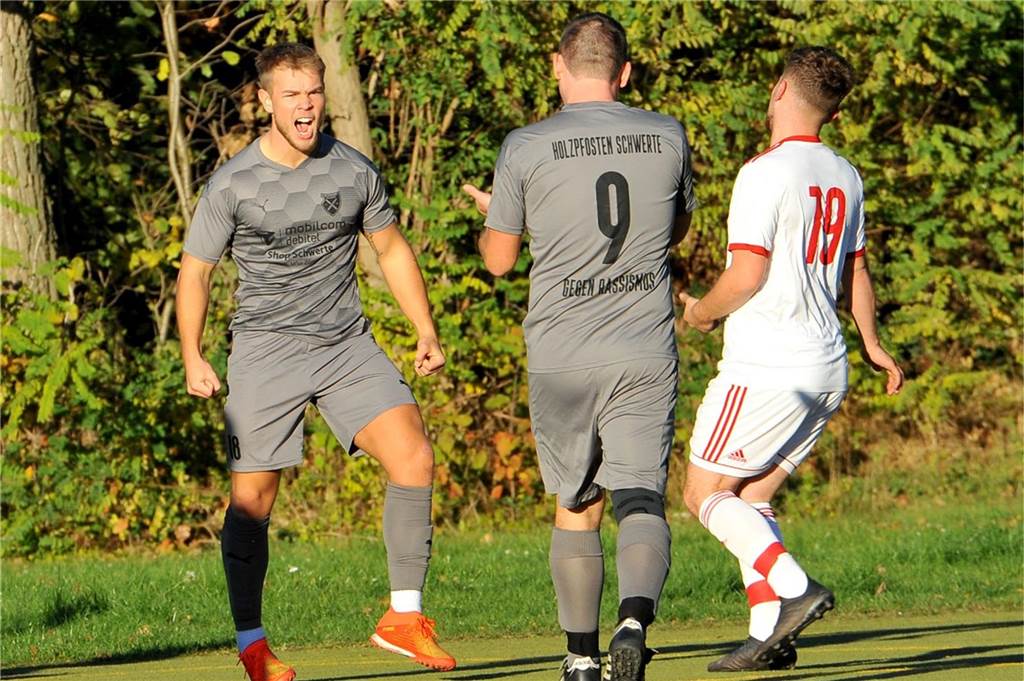 Aus Leistungsgründen: Holzpfosten-Spieler in die Zweite degradiert: Dort trifft er zum Sieg Luca Flamme (l.) spielt nur noch für die zweite Mannschaft von Holzpfosten Schwerte. Am Sonntag traf er zum Siegtor.