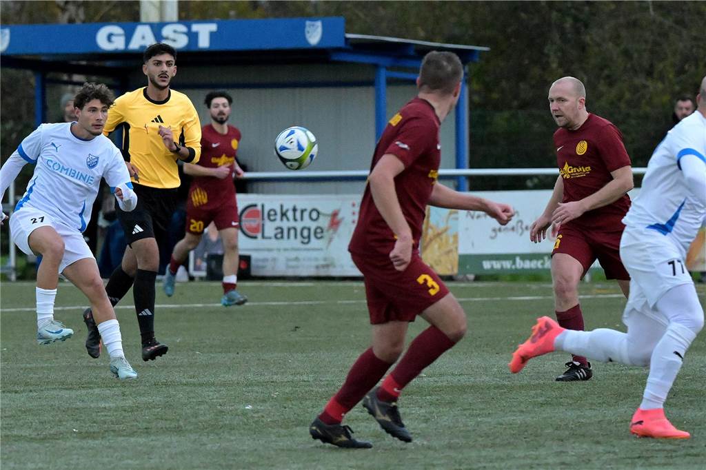 Luca Frenzel (l.) spielt den Ball.