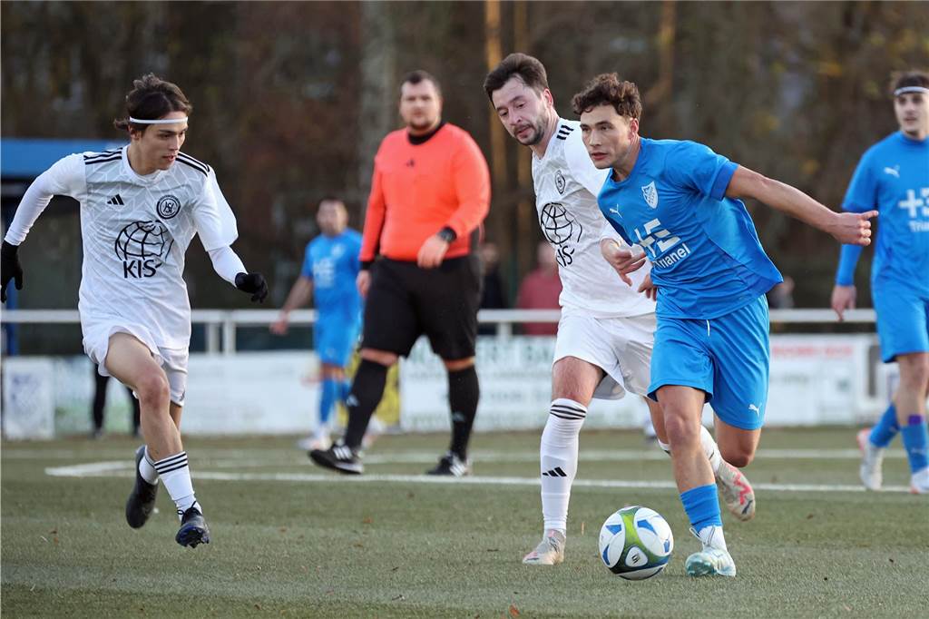 Nur eine Bestnote: Unser Zeugnis für die Lüner Fußball-Teams Luca Frenzel im Duell mit Spielern vom Hörder SC.