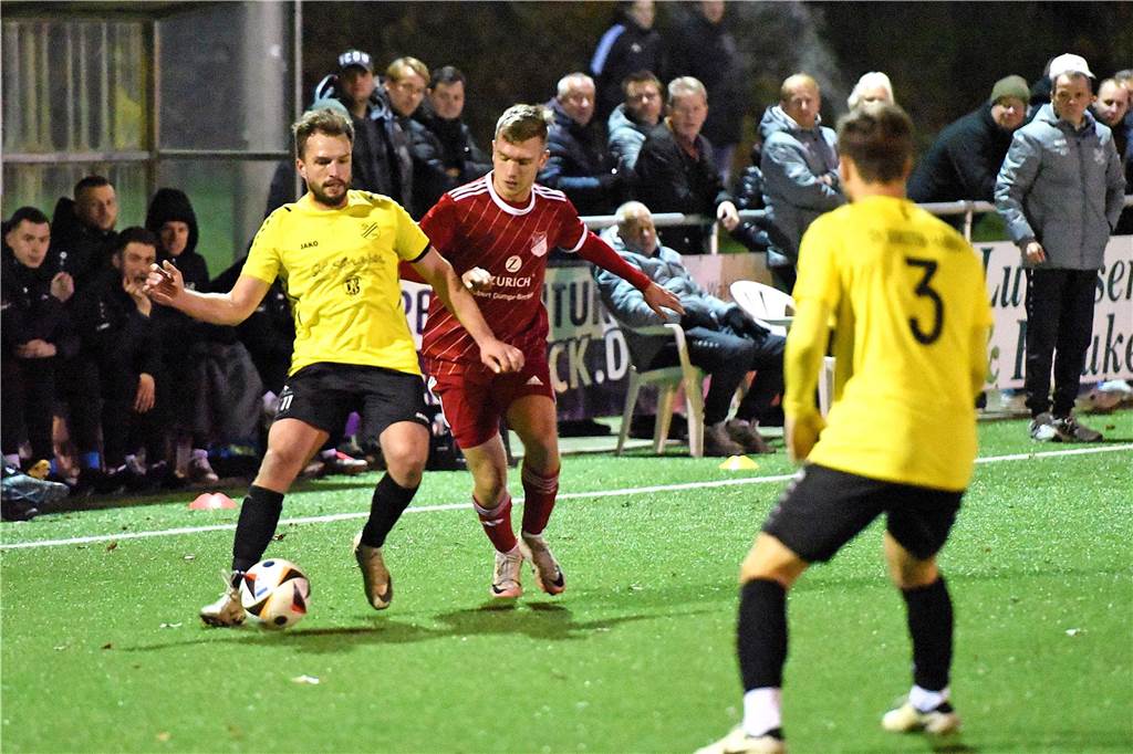 Luca Händchen im Zweikampf mit Dominik Königshausen