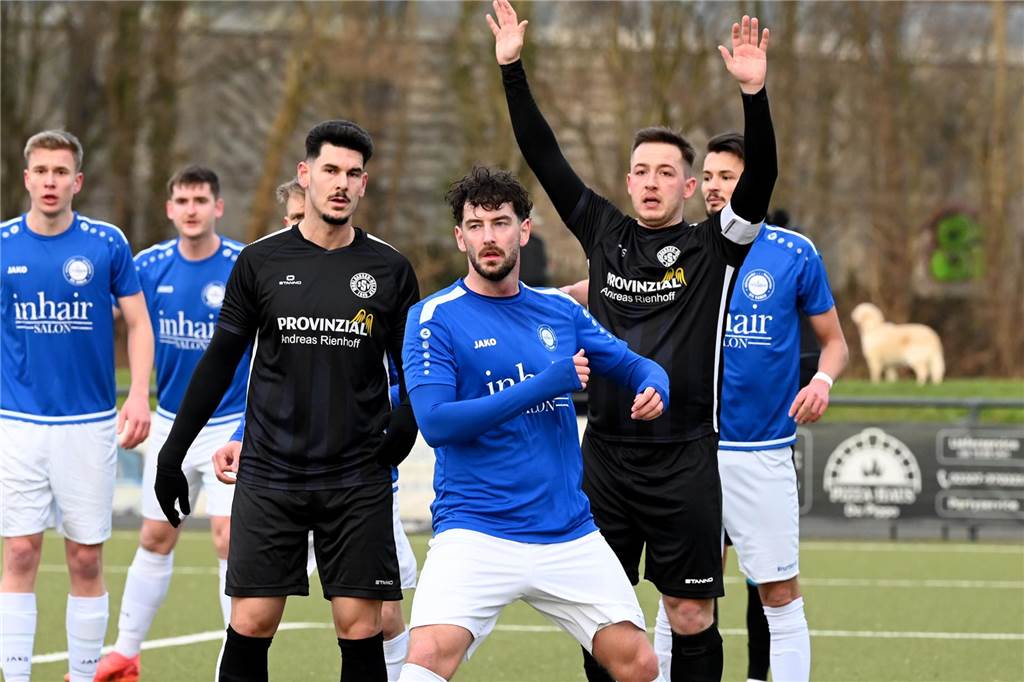 Luca Hildebrandt wartet im Straftaum mit gegnerischen Spielern auf einen Eckball