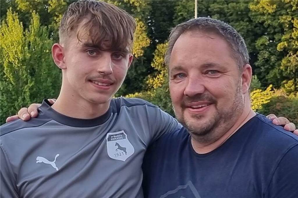 Aufatmen: Dortmunder Bezirksliga-Youngster doch nicht so schwer verletzt wie gedacht Luca Klecz (l.) und Vater Christian posieren gemeinsam.