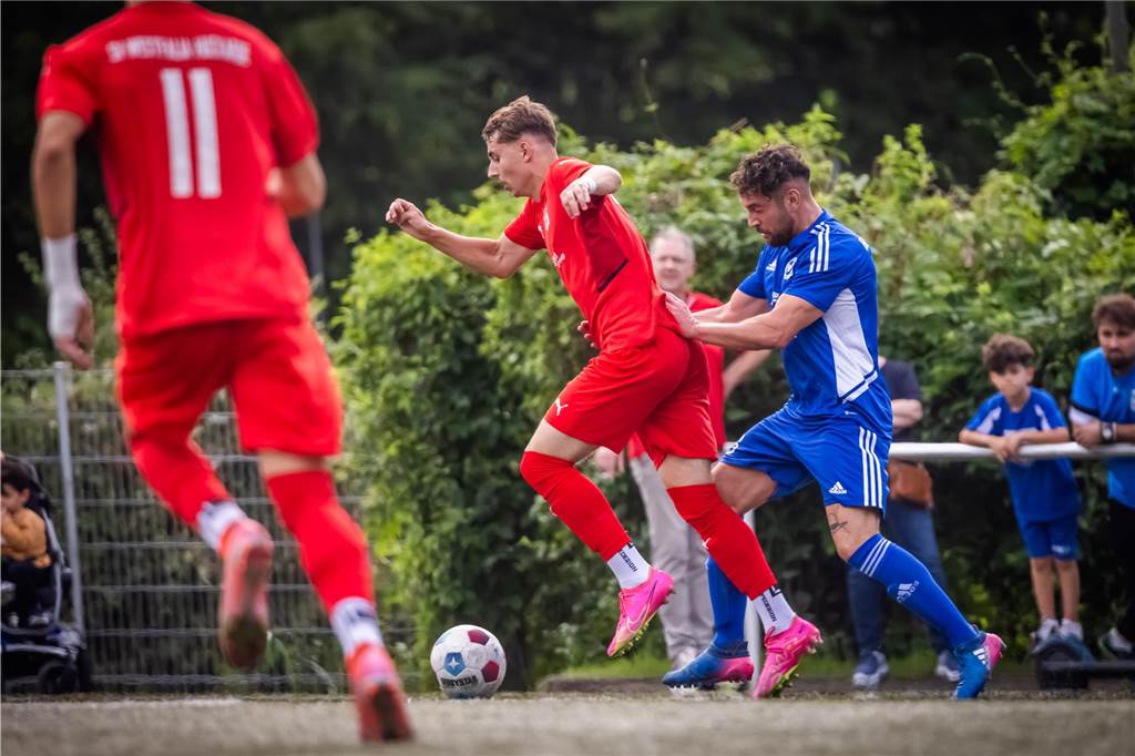 Youngster brilliert im Huckarder-Derby: Nach zweitem Treffer sinkt er verletzt zu Boden Luca Klecz (M.) sorgte immer wieder für Tempo auf dem rechten Angriffsflügel von Westfalia Huckarde.