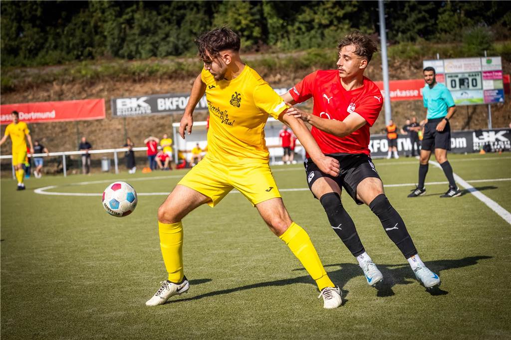Torwart-Sohn besticht auf dem Feld: Luca Klecz begeistert im Wahnsinnsspiel der Huckarder Luca Klecz im Zweikampf.