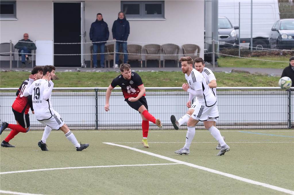 Torgarantie im Bezirksliga-Duell Luca Klose nimmt Maß und trifft zum 3:3.