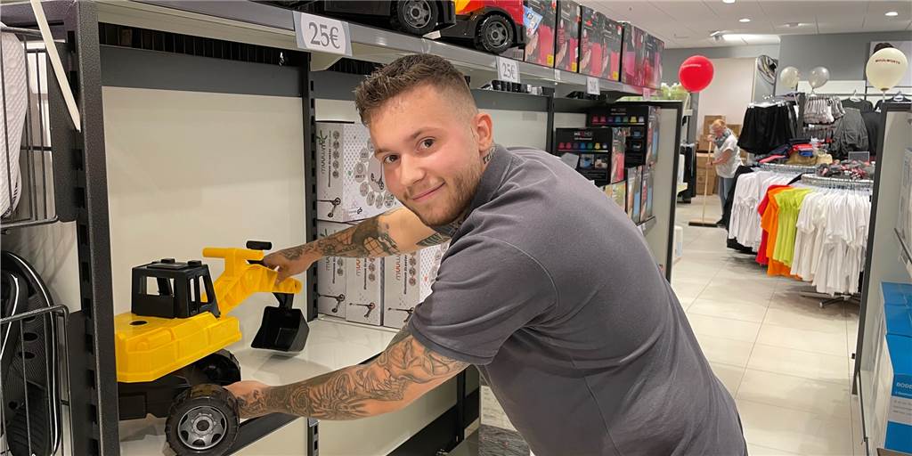 Erster Blick ins neue Woolworth-Kaufhaus in Dorsten Luca Koller (21) ist der Filialleiter der neuen Woolworth-Filiale in den Mercaden.