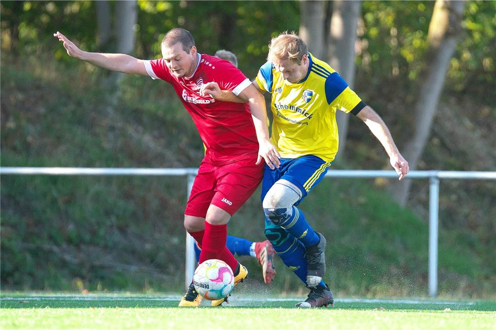 Interne Wechsel und ein neuer spielender Co-Trainer Luca Krause von Concordia Flaesheim im Zweikampf mit einem Spieler der SpVgg Vreden II.