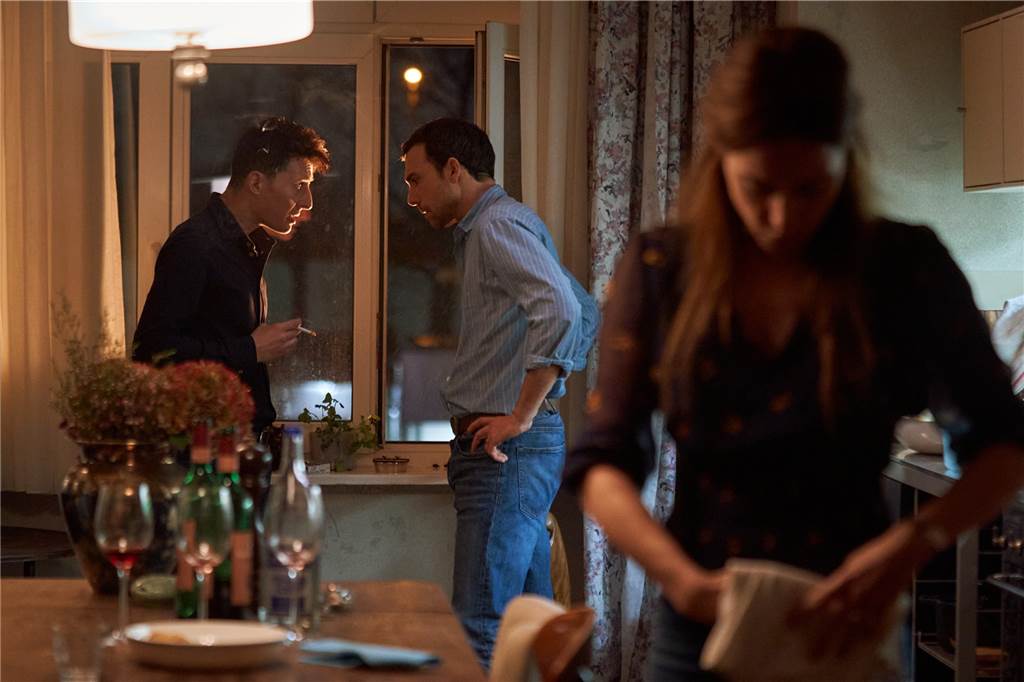 Luca Modica (Beniamino Brogi, Mitte) und seine Ehefrau Juliane (Antje Traue) müssen Pippo Mauro (Emiliano de Martino, links) Unterschlupf bieten, die 'Ndrangheta verlangt es. Am Ende kommt es zum Familien-Drama.