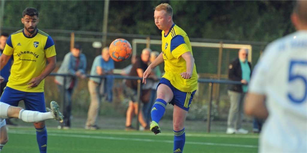 SpVgg Vreden II eröffnet Kirmes-Wochenende mit Berg- und Talfahrt Luca Ostendorf zieht ab – und wenige Augenblicke später schlägt der Ball zum 1:0 in den Winkel des Ramsdorfer Tores ein.